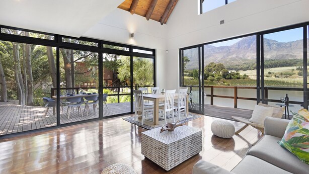 Casa Deluxe | Área de sala de estar | Televisión LED de 42 pulgadas con canales vía satélite y televisión 