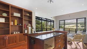 Casa Deluxe | Cocina privada | Refrigerador, microondas, horno y parrilla de estufa 