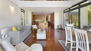 Casa Deluxe | Área de sala de estar | Televisión LED de 42 pulgadas con canales vía satélite y televisión 