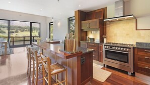 Casa Deluxe | Cocina privada | Refrigerador, microondas, horno y parrilla de estufa 