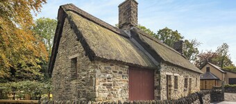 Penpompren is a beautiful thatched cottage located in the Cambrian Mountains.