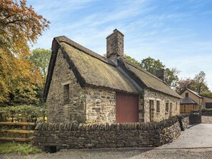Exterior - Penpompren is a beautiful thatched cottage located in the Cambrian Mountains. (Blaenpennal, near Aberystwyth)