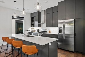 Geladeira, micro-ondas, fogão, cooktop