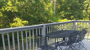 Outdoor dining - Secluded cozy hideaway in town for 6. Ark 1 mile (Williamstown)