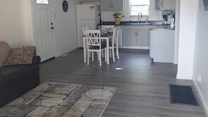 Living area - Secluded cozy hideaway in town for 6. Ark 1 mile (Williamstown)