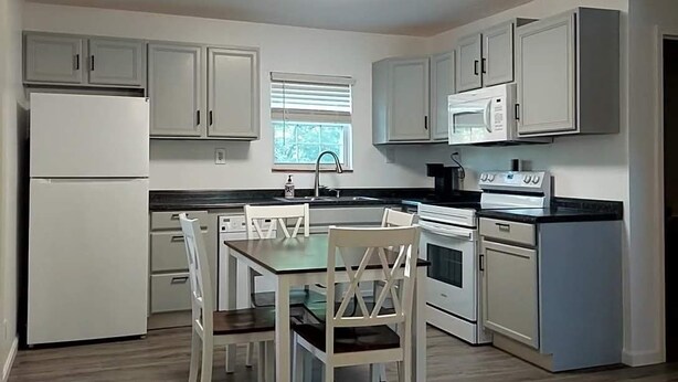 Private kitchen - Secluded cozy hideaway in town for 6. Ark 1 mile (Williamstown)