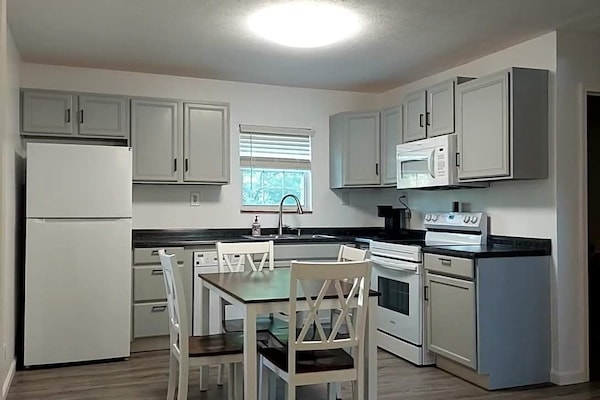 Een koelkast, een magnetron, een oven, een kookplaat