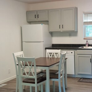 Dining - Secluded cozy hideaway in town for 6. Ark 1 mile (Williamstown)
