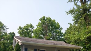 Exterior - Secluded cozy hideaway in town for 6. Ark 1 mile (Williamstown)