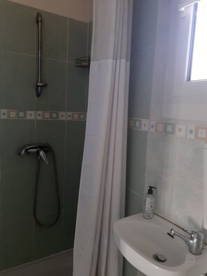 Suihku, pyyhkeet, saippua, vessapaperi