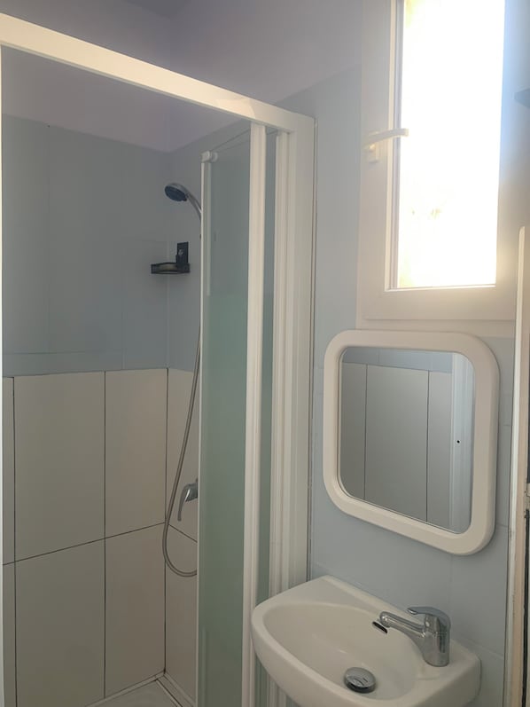 Douche, serviettes fournies, savon, papier de toilette