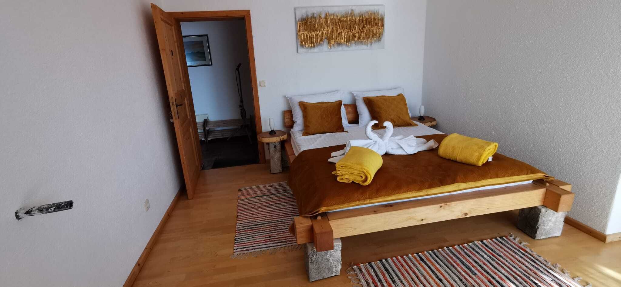 1 bedroom, bed sheets