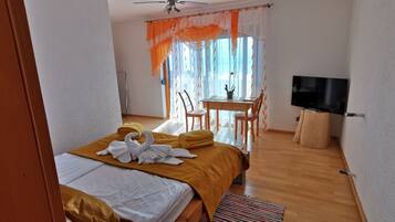 1 bedroom, bed sheets