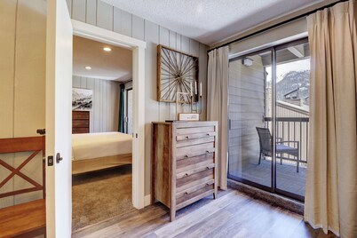 Dog Friendly, Ski In/Ski Out Condo, Perfect Location, High Capacity CM325
