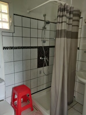 Douche, sĂšche-cheveux, serviettes fournies, papier toilette