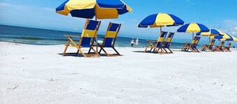 Sunshine Eleven Getaway
Sleeps 6  Bedrooms 2 and pull out couch