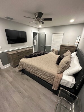 2 bedrooms, iron/ironing board, free WiFi, bed sheets - Sunshine Eleven Getaway
Sleeps 6  Bedrooms 2 and pull out couch (Palmetto)