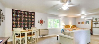 1.2 miles to John C. Campbell Folk School/Cozy and private mountain get-away!