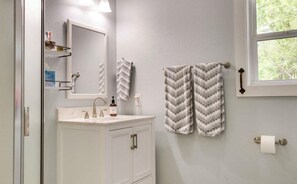 Suihku, hiustenkuivaaja, pyyhkeet, saippua