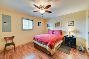 2 bedrooms, iron/ironing board, free Internet, bed sheets