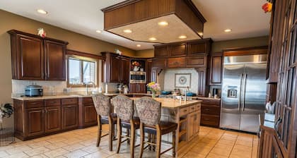 Harbor Point Retreat
Family-sized, Lakefront Retreat Home! Fenced-in backyard!
