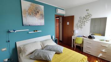 1 dormitorio, tabla de planchar con plancha, Internet y ropa de cama