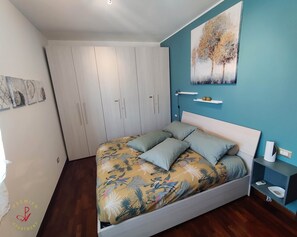 1 bedroom, iron/ironing board, internet, bed sheets