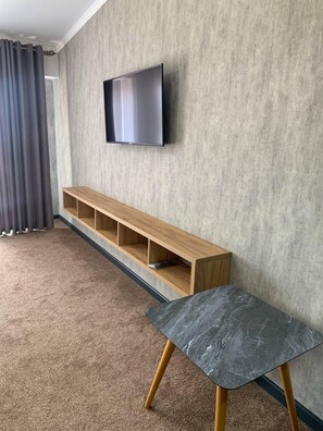 Minibar, skrivebord, arbejdsområde til bærbare computere, gratis Wi-Fi