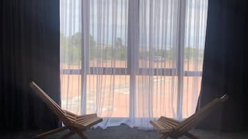 Minibar, escritorio, espacio para trabajar con laptop y wifi gratis
