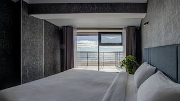 Minibar, escritorio, espacio para trabajar con laptop y wifi gratis