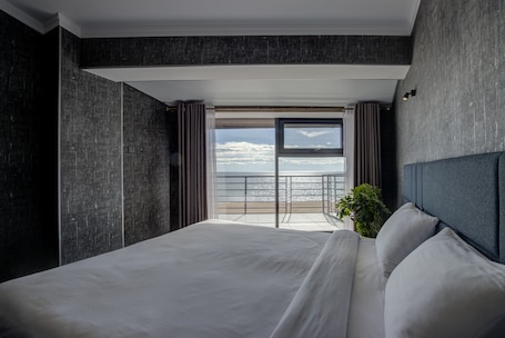 Minibar, escritorio, espacio para trabajar con laptop y wifi gratis