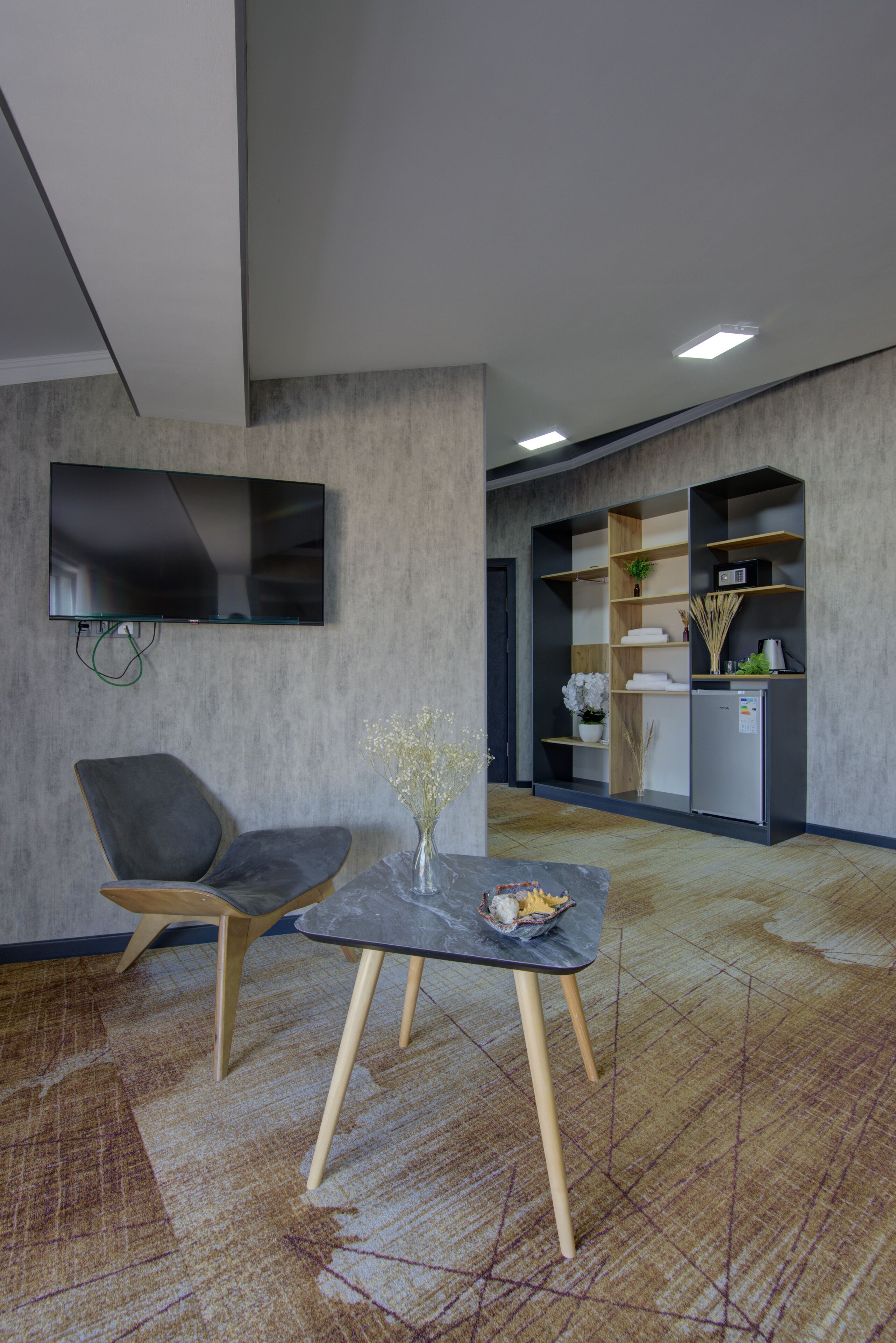 Minibar, desk, laptop workspace, free WiFi