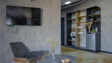 Minibar, skrivebord, skrivebord for bærbar PC og wi-fi (inkludert)