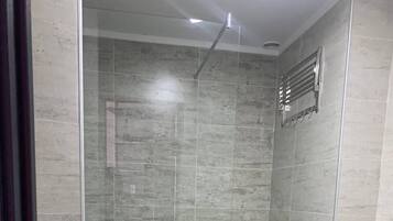 Doccia, pantofole, asciugamani