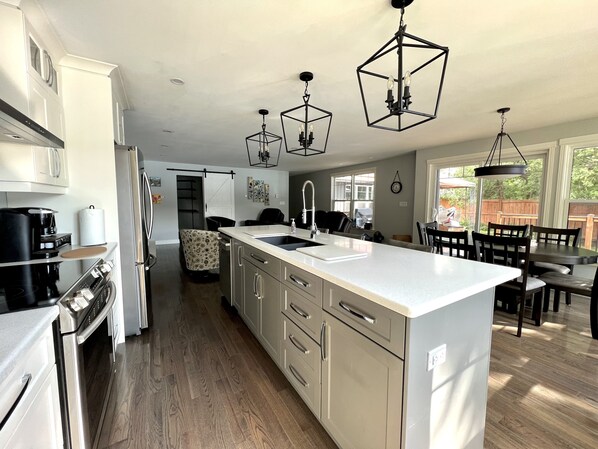 Fridge, microwave, oven, stovetop - Lakefront cottage (Mallorytown)