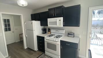 Geladeira, micro-ondas, fogão, cooktop