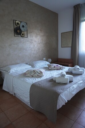 Habitació doble o amb dos llits individuals clàssica | Roba de llit d'alta qualitat i matalassos d'escuma viscoelàstica