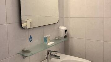 Habitación clásica con 1 cama matrimonial o 2 individuales | Baño | Secadora de cabello