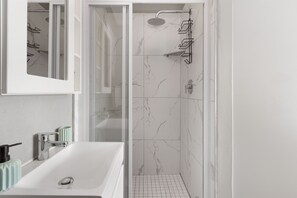 Apartment (2 Bedrooms) | Badezimmer | Handtücher, Toilettenpapier