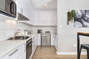 Apartment (2 Bedrooms) | Eigene Küche | Kühlschrank, Mikrowelle, Ofen, Herdplatte