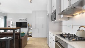 Apartment (2 Bedrooms) | Private kitchen | Fridge, microwave, oven, stovetop - Nirvana 12 (Cape Town)