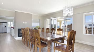 House (5 Bedrooms) | Interior