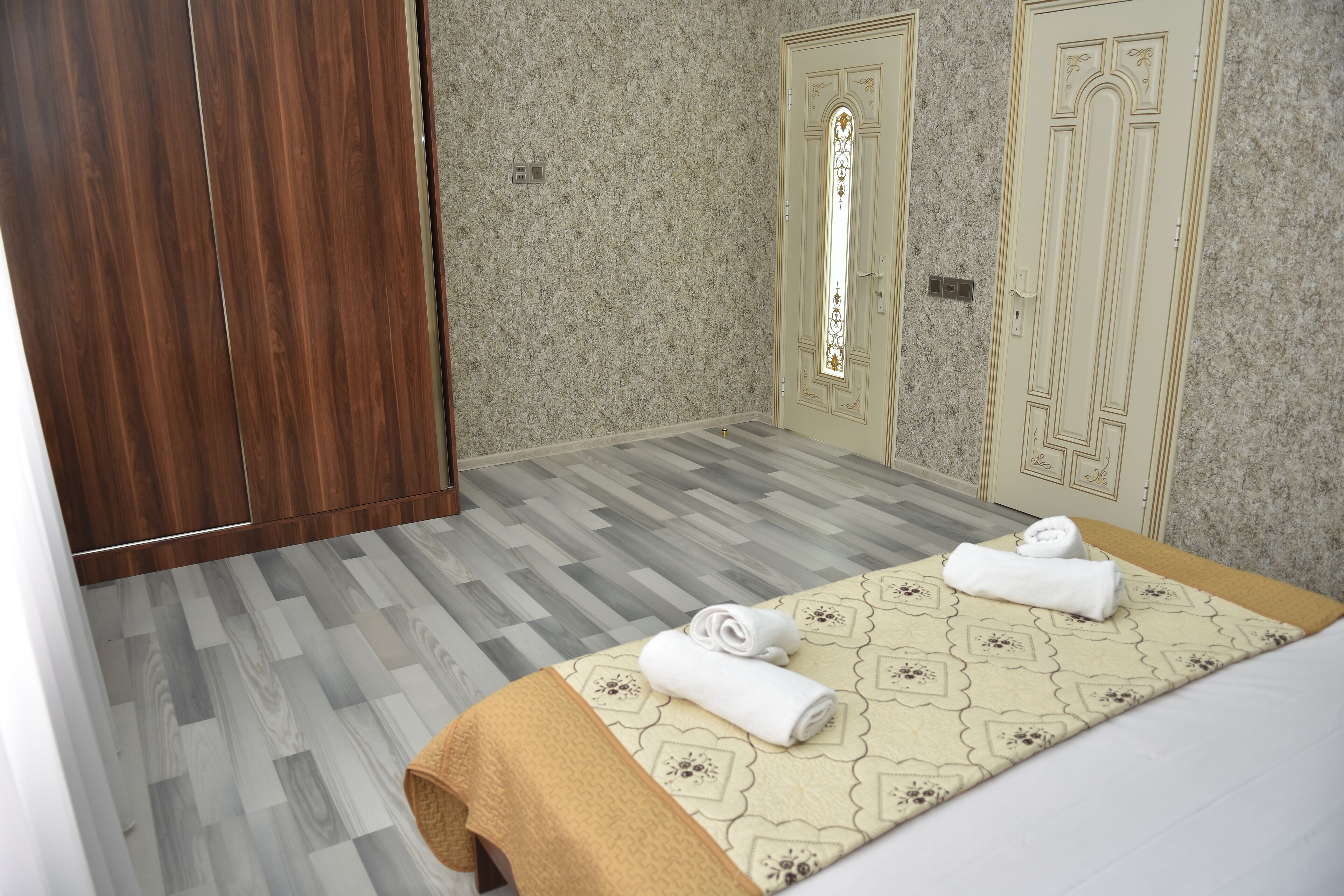 5 bedrooms, bed sheets