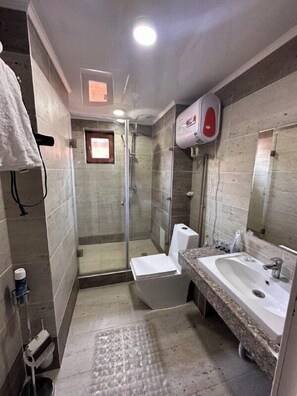 Shower, perlengkapan mandi gratis, pengering rambut, dan handuk