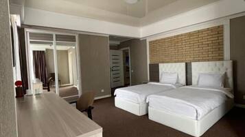 غرفة كلاسيكية بسريرين منفصلين | مكتب ومساحة عمل للكمبيوتر المحمول وستائر تعتيم وتجهيزات عازلة للصوت