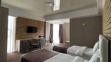 غرفة كلاسيكية بسريرين منفصلين | مكتب ومساحة عمل للكمبيوتر المحمول وستائر تعتيم وتجهيزات عازلة للصوت