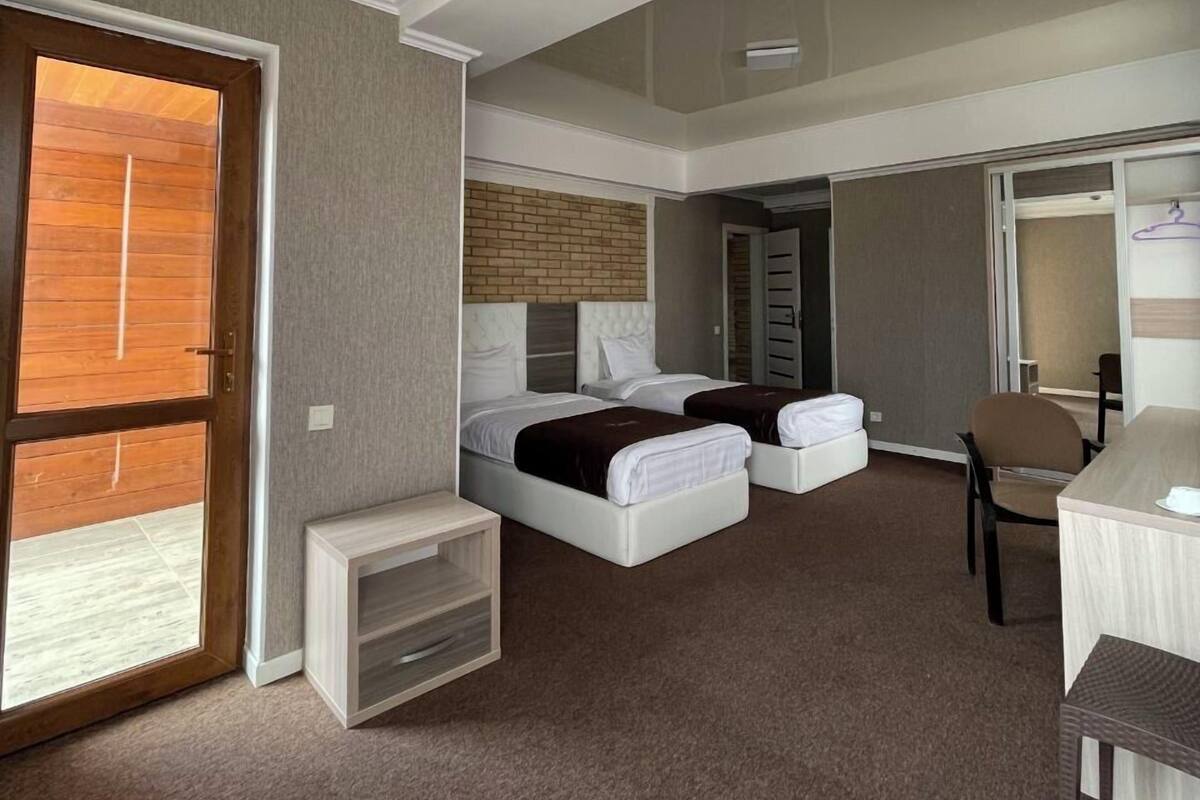 Classic Twin Room | Desk, laptop workspace, blackout drapes, soundproofing