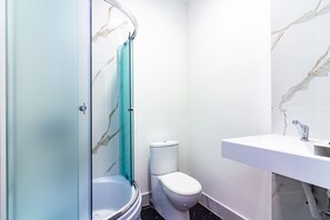 Shower, hair dryer, towels, toilet paper - Cozy Apartment in the Riga City Centre (Riga)