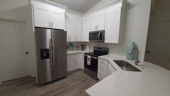 Kylskåp, mikrovågsugn, ugn och spishäll