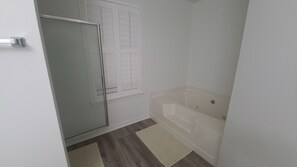 Håndklær, såpe, sjampo og toalettpapir